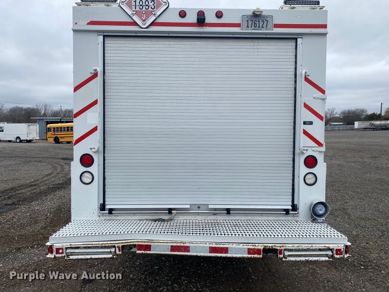 image for item JW9268 2013 Freightliner 114SD  fuel / lube truck