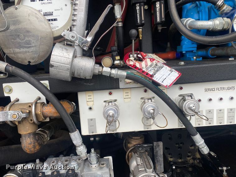 image for item JW9268 2013 Freightliner 114SD  fuel / lube truck