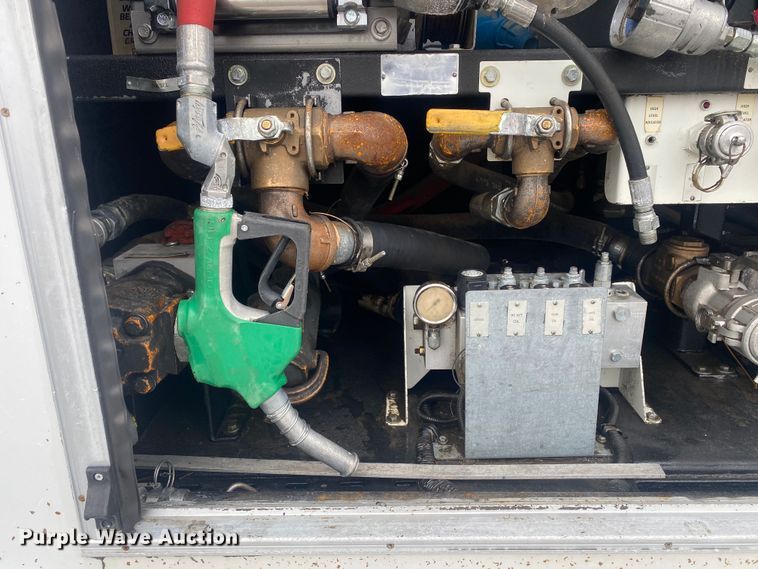 image for item JW9268 2013 Freightliner 114SD  fuel / lube truck