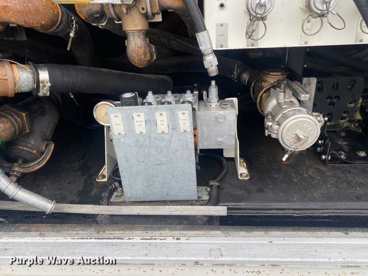 image for item JW9268 2013 Freightliner 114SD  fuel / lube truck