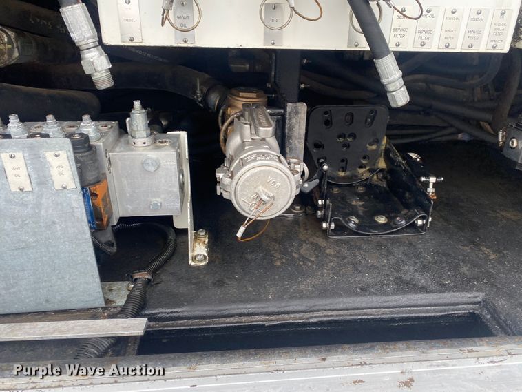 image for item JW9268 2013 Freightliner 114SD  fuel / lube truck