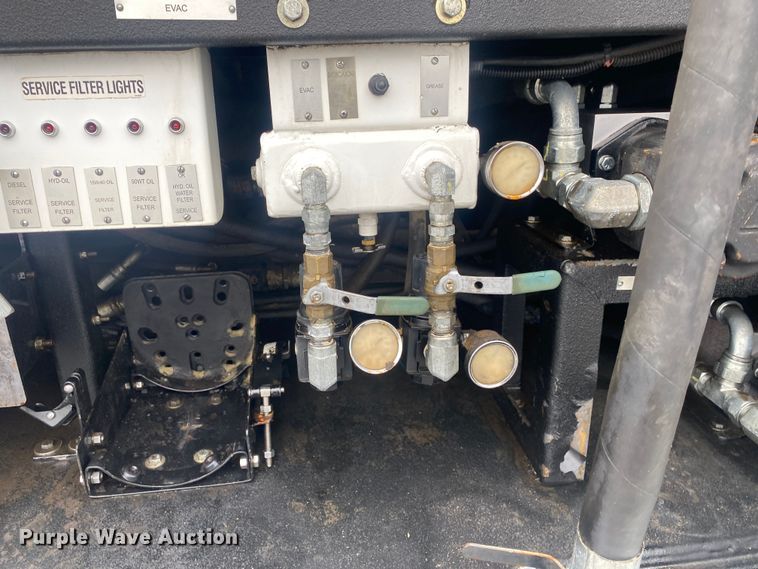 image for item JW9268 2013 Freightliner 114SD  fuel / lube truck