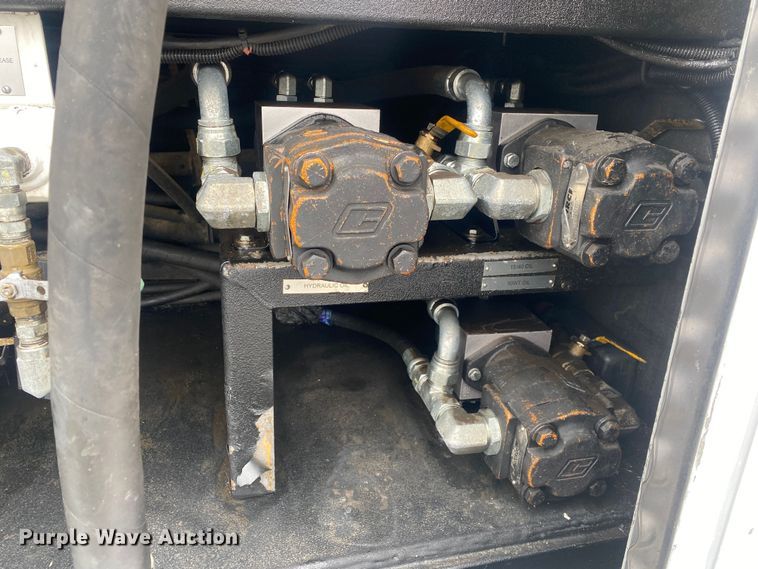 image for item JW9268 2013 Freightliner 114SD  fuel / lube truck