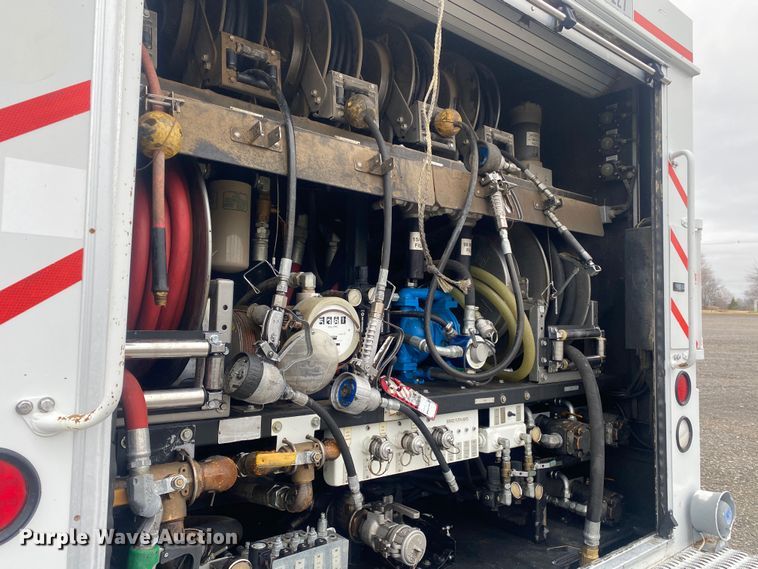 image for item JW9268 2013 Freightliner 114SD  fuel / lube truck