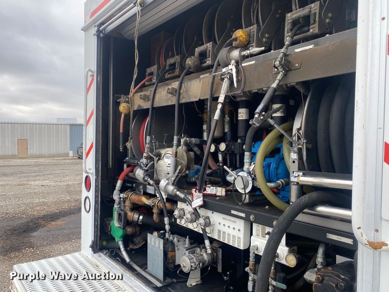 image for item JW9268 2013 Freightliner 114SD  fuel / lube truck