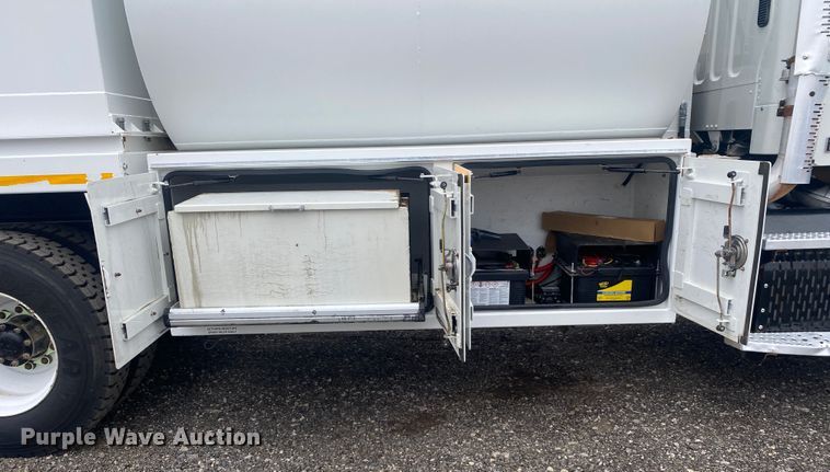 image for item JW9268 2013 Freightliner 114SD  fuel / lube truck