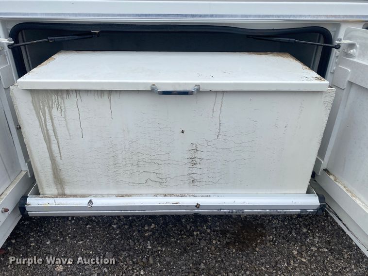 image for item JW9268 2013 Freightliner 114SD  fuel / lube truck