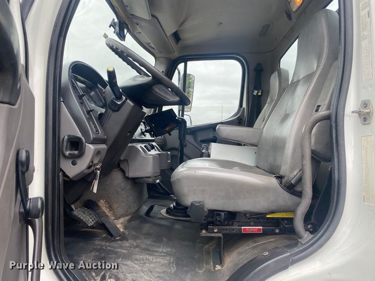 image for item JW9268 2013 Freightliner 114SD  fuel / lube truck