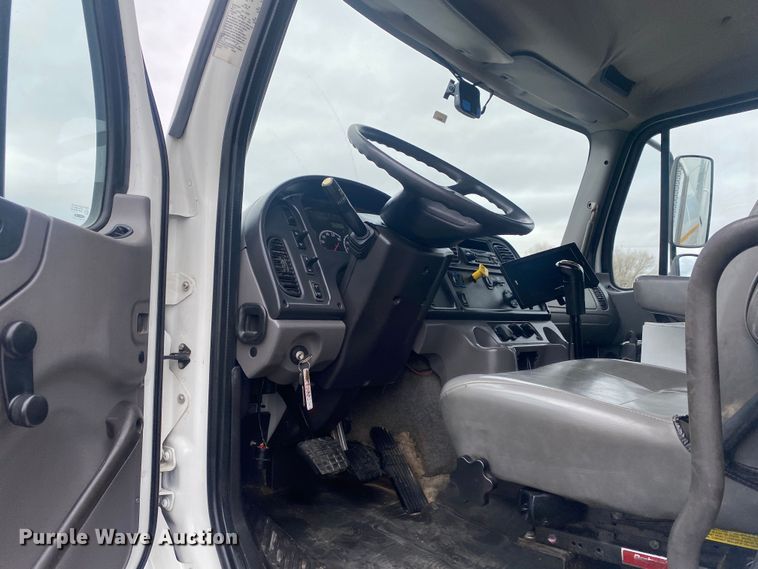 image for item JW9268 2013 Freightliner 114SD  fuel / lube truck