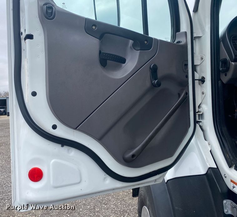 image for item JW9268 2013 Freightliner 114SD  fuel / lube truck