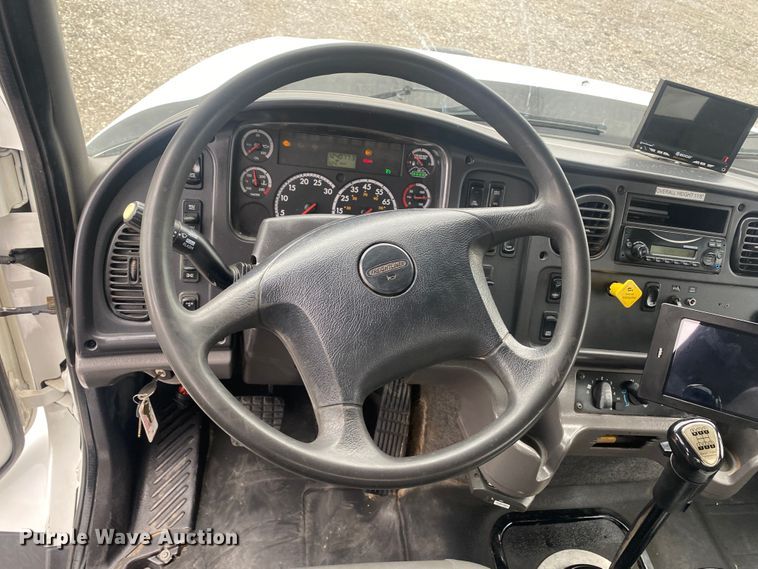 image for item JW9268 2013 Freightliner 114SD  fuel / lube truck