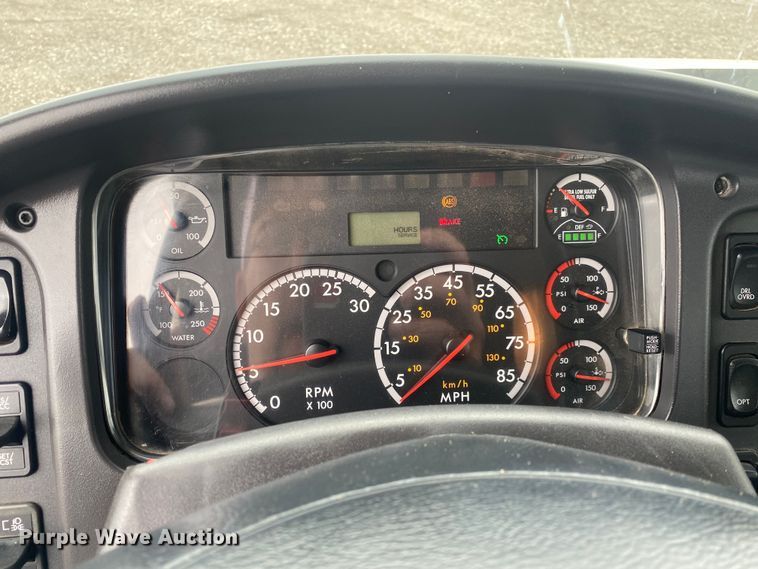 image for item JW9268 2013 Freightliner 114SD  fuel / lube truck