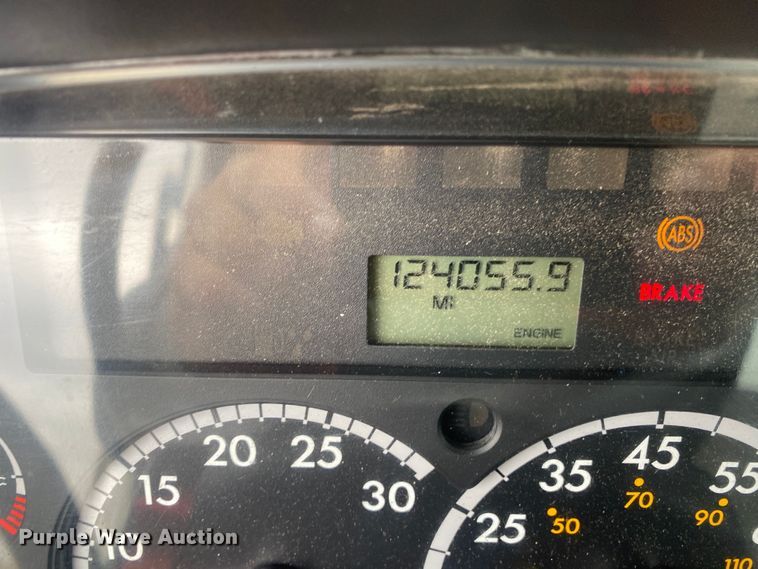 image for item JW9268 2013 Freightliner 114SD  fuel / lube truck