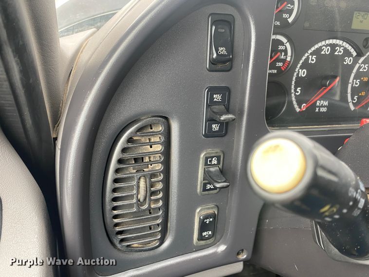 image for item JW9268 2013 Freightliner 114SD  fuel / lube truck