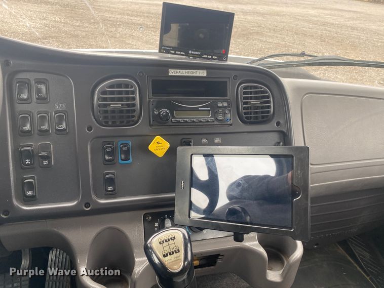 image for item JW9268 2013 Freightliner 114SD  fuel / lube truck