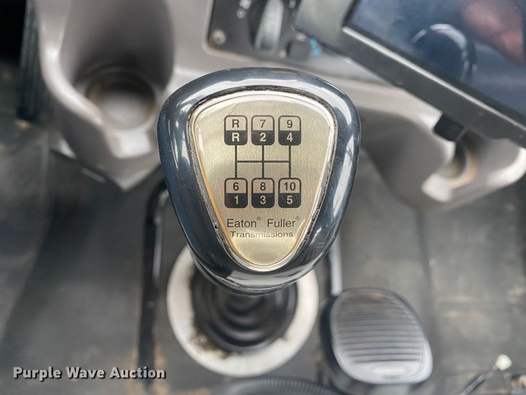 image for item JW9268 2013 Freightliner 114SD  fuel / lube truck