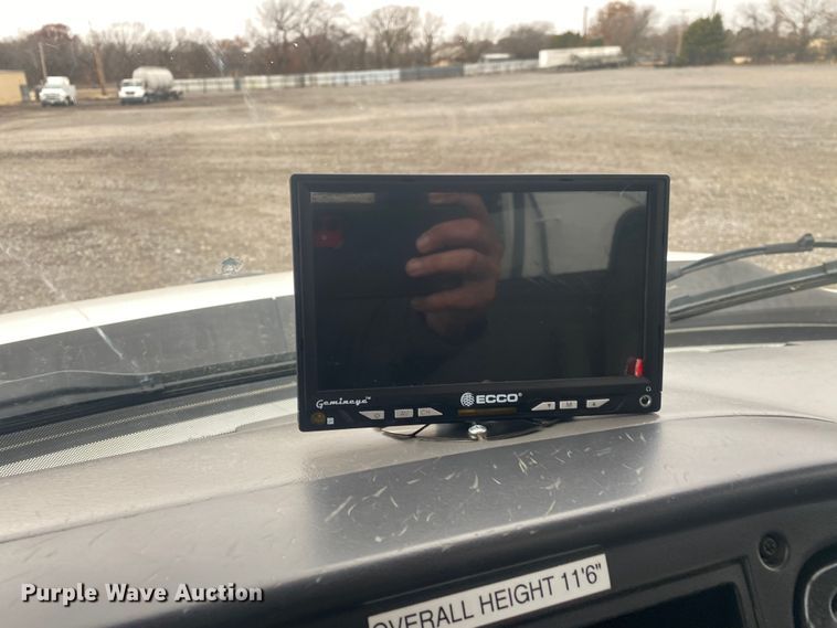 image for item JW9268 2013 Freightliner 114SD  fuel / lube truck