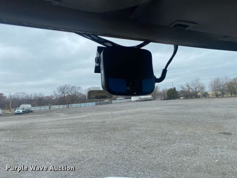 image for item JW9268 2013 Freightliner 114SD  fuel / lube truck