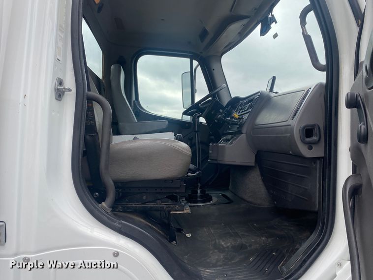 image for item JW9268 2013 Freightliner 114SD  fuel / lube truck