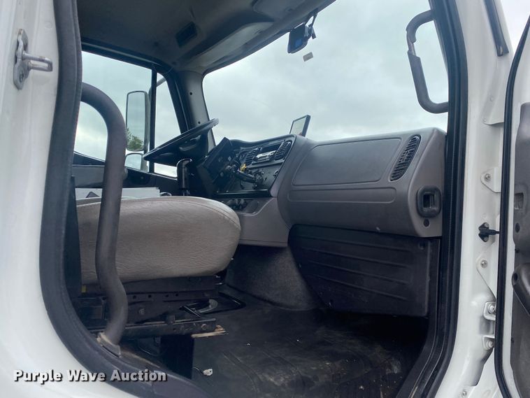 image for item JW9268 2013 Freightliner 114SD  fuel / lube truck