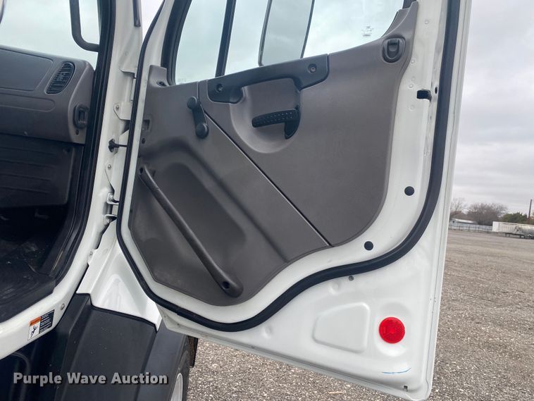 image for item JW9268 2013 Freightliner 114SD  fuel / lube truck