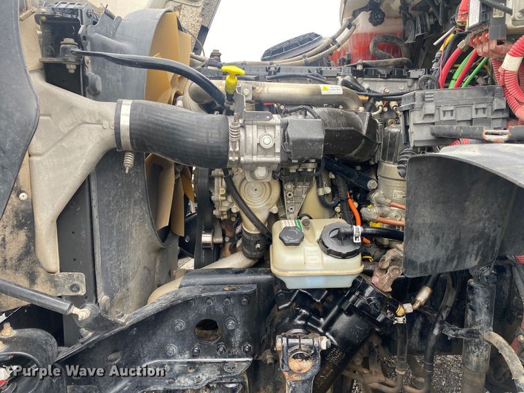 image for item JW9268 2013 Freightliner 114SD  fuel / lube truck