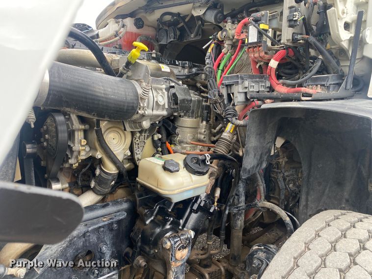 image for item JW9268 2013 Freightliner 114SD  fuel / lube truck