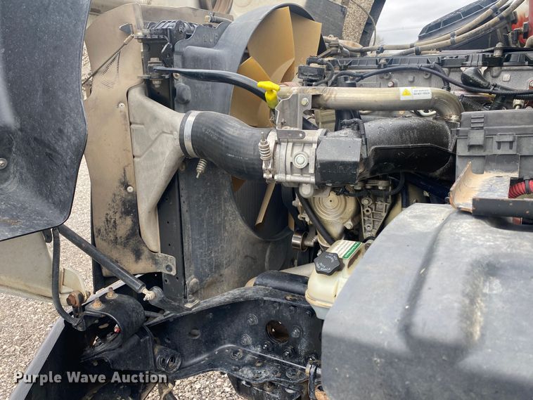 image for item JW9268 2013 Freightliner 114SD  fuel / lube truck