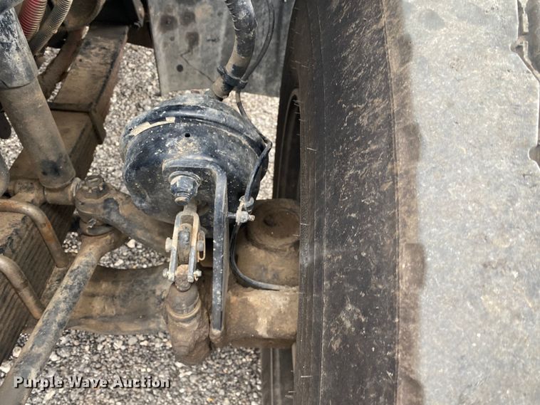 image for item JW9268 2013 Freightliner 114SD  fuel / lube truck