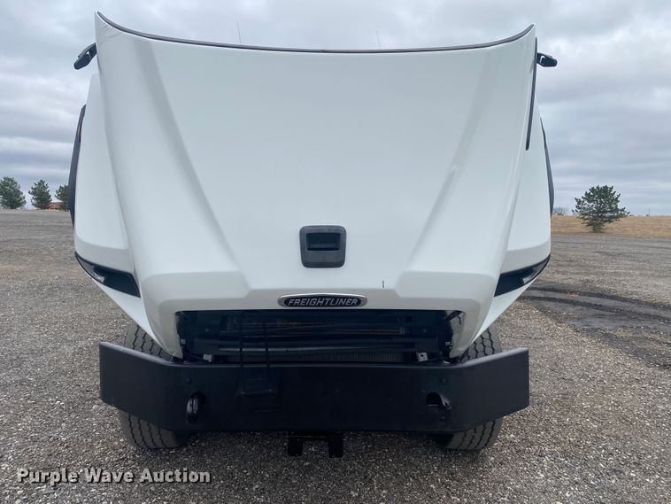 image for item JW9268 2013 Freightliner 114SD  fuel / lube truck