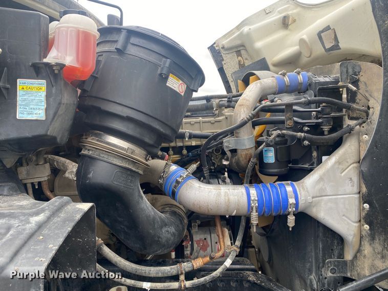 image for item JW9268 2013 Freightliner 114SD  fuel / lube truck