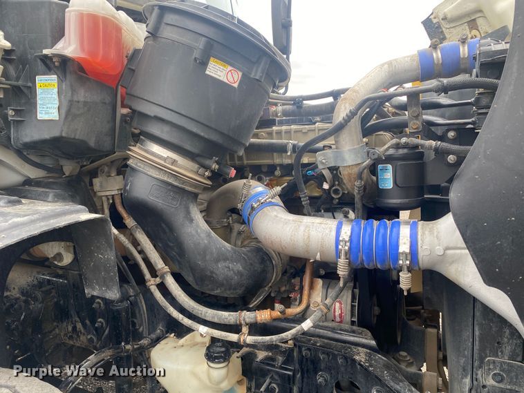 image for item JW9268 2013 Freightliner 114SD  fuel / lube truck