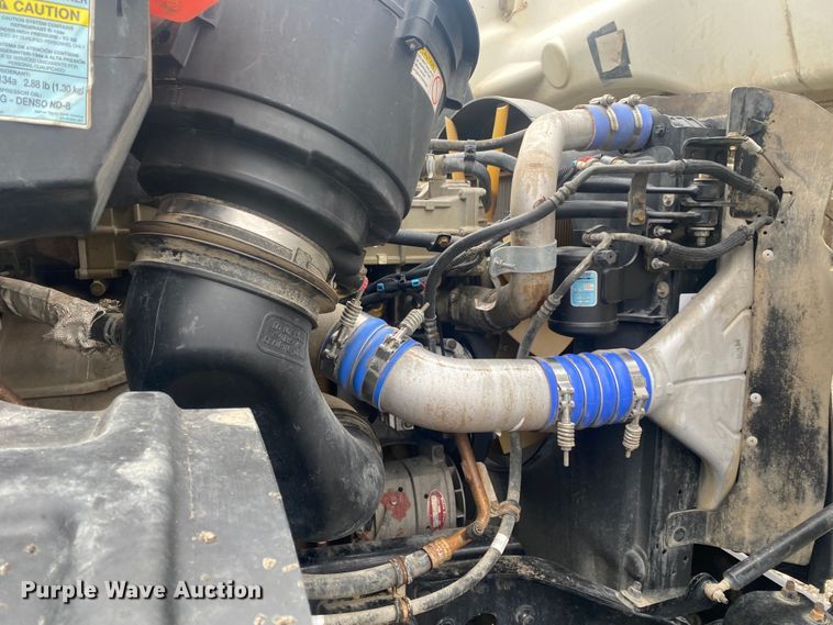 image for item JW9268 2013 Freightliner 114SD  fuel / lube truck