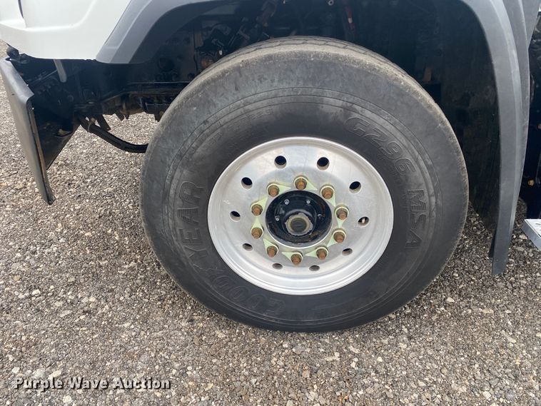 image for item JW9268 2013 Freightliner 114SD  fuel / lube truck