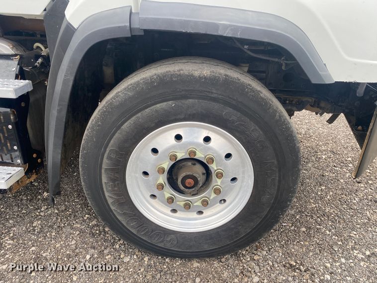 image for item JW9268 2013 Freightliner 114SD  fuel / lube truck