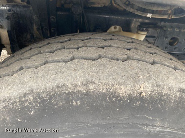 image for item JW9268 2013 Freightliner 114SD  fuel / lube truck