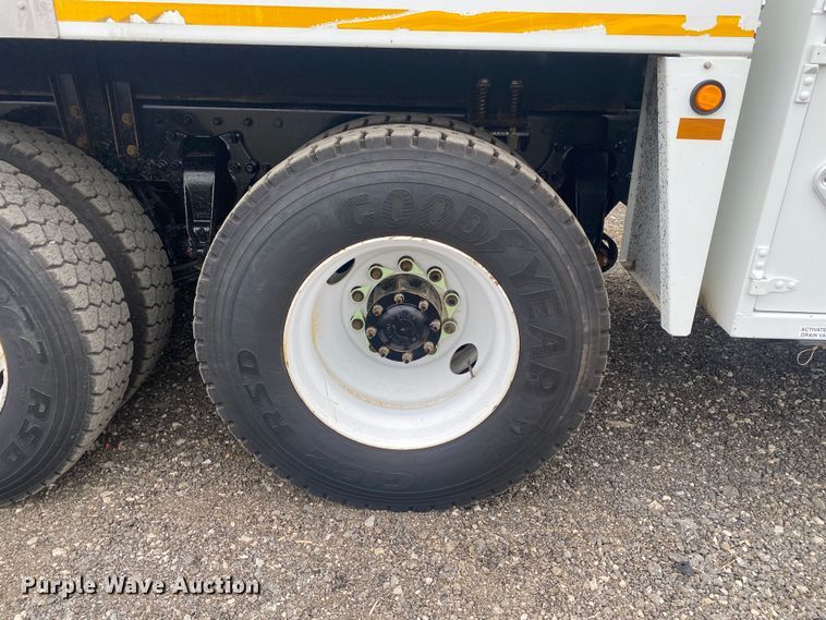 image for item JW9268 2013 Freightliner 114SD  fuel / lube truck