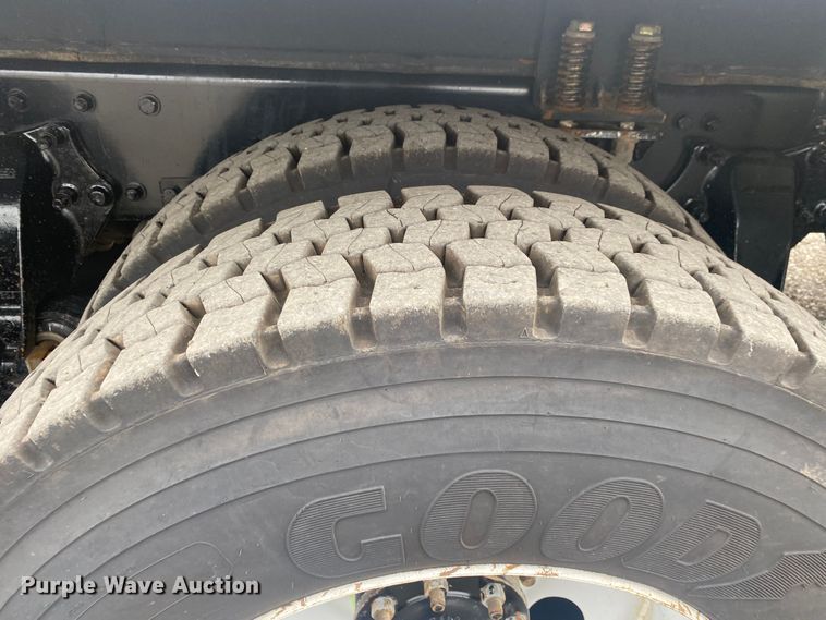 image for item JW9268 2013 Freightliner 114SD  fuel / lube truck