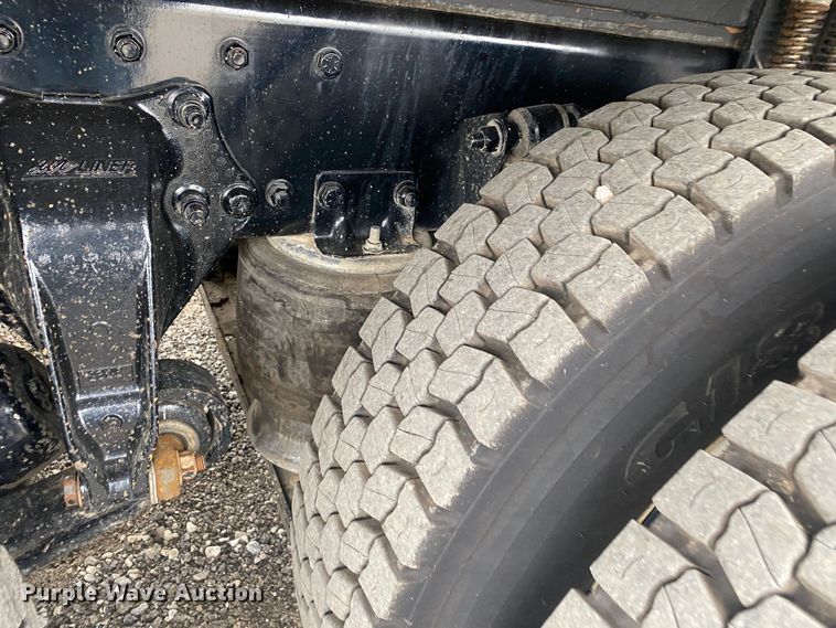 image for item JW9268 2013 Freightliner 114SD  fuel / lube truck