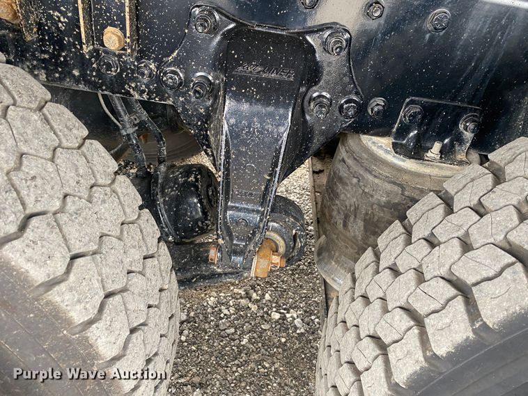 image for item JW9268 2013 Freightliner 114SD  fuel / lube truck