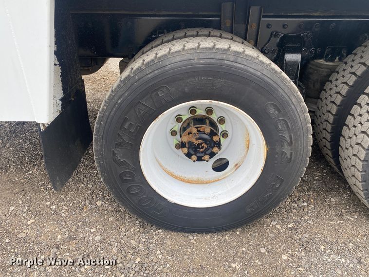 image for item JW9268 2013 Freightliner 114SD  fuel / lube truck