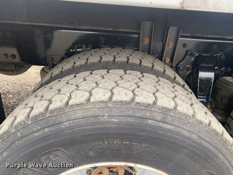 image for item JW9268 2013 Freightliner 114SD  fuel / lube truck