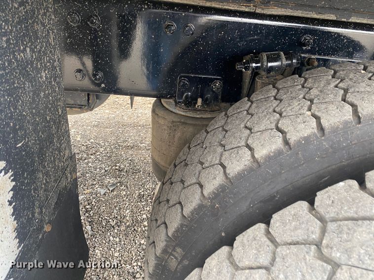 image for item JW9268 2013 Freightliner 114SD  fuel / lube truck