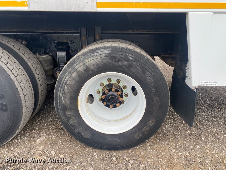 image for item JW9268 2013 Freightliner 114SD  fuel / lube truck