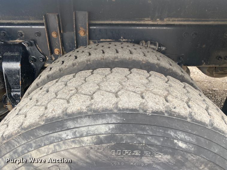 image for item JW9268 2013 Freightliner 114SD  fuel / lube truck