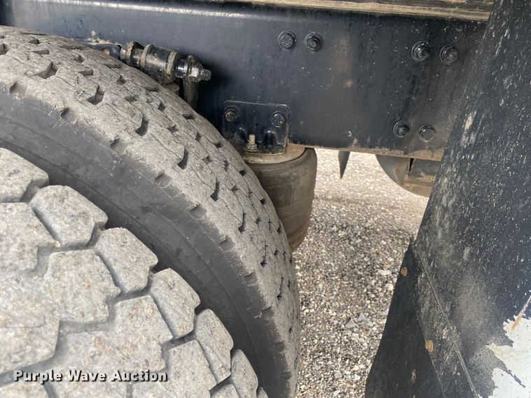 image for item JW9268 2013 Freightliner 114SD  fuel / lube truck