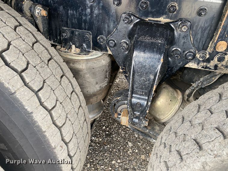 image for item JW9268 2013 Freightliner 114SD  fuel / lube truck