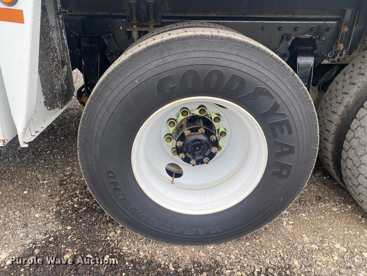 image for item JW9268 2013 Freightliner 114SD  fuel / lube truck