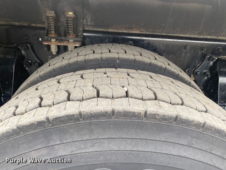 image for item JW9268 2013 Freightliner 114SD  fuel / lube truck