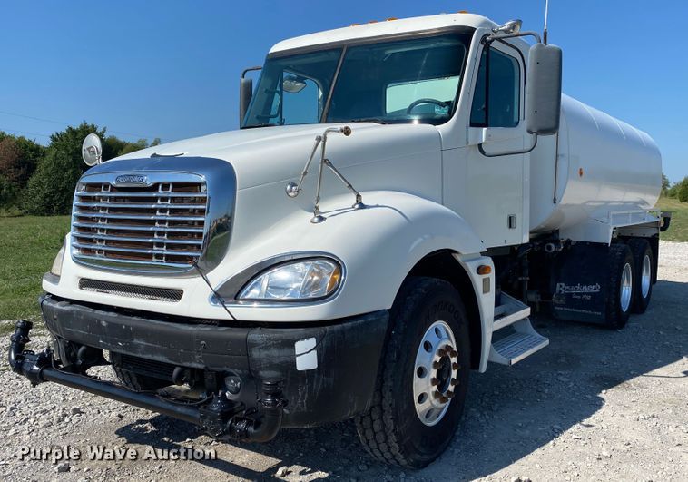 image for item JW9429 2006 Freightliner Columbia  water truck